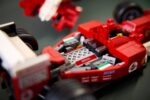 Конструктор LEGO® Icons 11375 - Ferrari F2004 и Michael Schumacher - Image 5